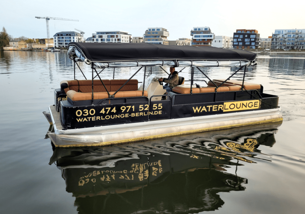 Grillboot von WATERLOUNGE Berlin auf der Spree bei Sonnenschein