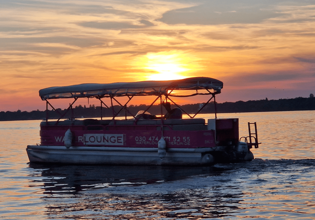 Grillfloß im Sonnenuntergang auf dem Wasser in Berlin